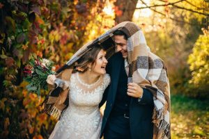 šiltos aprangos idėjos vestuvėms rudenį