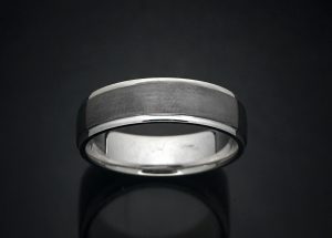 juodas auksas vestuvinis žiedas