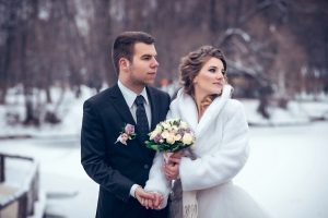 vestuvės žiemą - fotosesija lauke