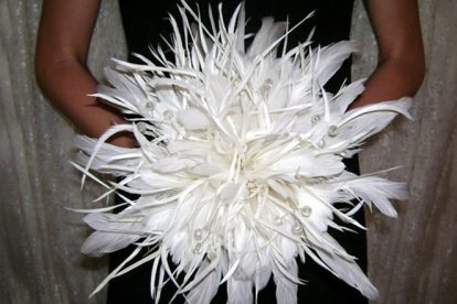 vestuvinė puokštė iš baltų plunksnų